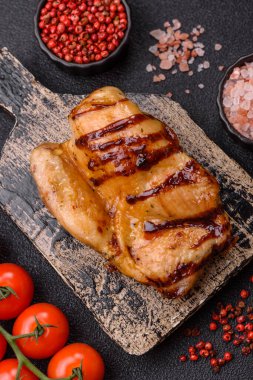 Öğle yemeği için ızgarada pişmiş kemiksiz tavuk budu. Tasarımınız için ızgara tavuk..