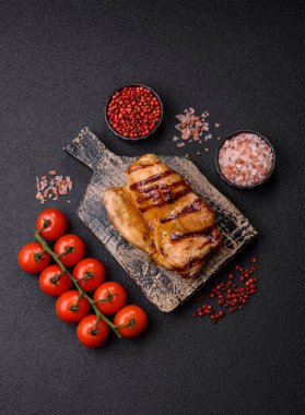 Öğle yemeği için ızgarada pişmiş kemiksiz tavuk budu. Tasarımınız için ızgara tavuk..