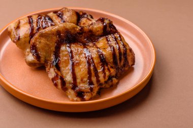 Öğle yemeği için ızgarada pişmiş kemiksiz tavuk budu. Tasarımınız için ızgara tavuk..