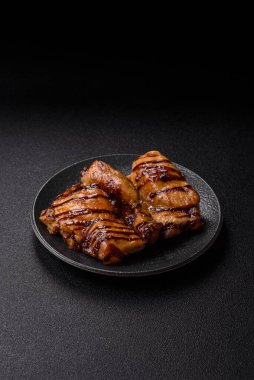 Öğle yemeği için ızgarada pişmiş kemiksiz tavuk budu. Tasarımınız için ızgara tavuk..