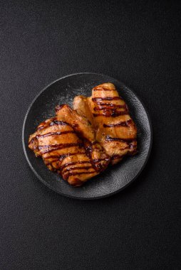 Öğle yemeği için ızgarada pişmiş kemiksiz tavuk budu. Tasarımınız için ızgara tavuk..