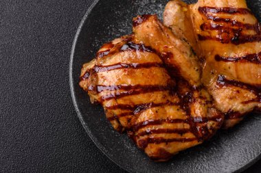 Öğle yemeği için ızgarada pişmiş kemiksiz tavuk budu. Tasarımınız için ızgara tavuk..