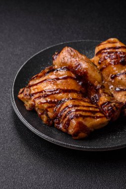 Öğle yemeği için ızgarada pişmiş kemiksiz tavuk budu. Tasarımınız için ızgara tavuk..