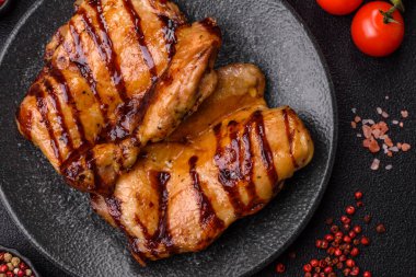 Öğle yemeği için ızgarada pişmiş kemiksiz tavuk budu. Tasarımınız için ızgara tavuk..