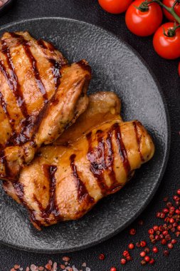 Öğle yemeği için ızgarada pişmiş kemiksiz tavuk budu. Tasarımınız için ızgara tavuk..