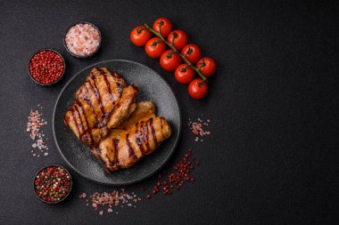 Öğle yemeği için ızgarada pişmiş kemiksiz tavuk budu. Tasarımınız için ızgara tavuk..