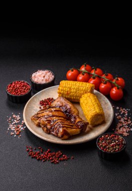 Öğle yemeği için ızgarada pişmiş kemiksiz tavuk budu. Tasarımınız için ızgara tavuk..