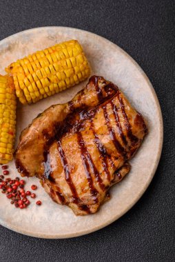 Öğle yemeği için ızgarada pişmiş kemiksiz tavuk budu. Tasarımınız için ızgara tavuk..