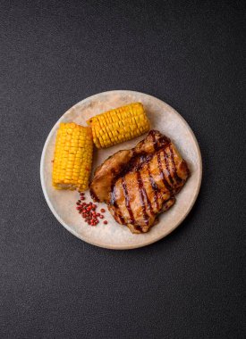 Öğle yemeği için ızgarada pişmiş kemiksiz tavuk budu. Tasarımınız için ızgara tavuk..