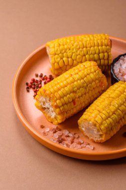 Mısır koçanı, sebzeler ve sağlıklı vejetaryen yemeklerle pişirilir. Tasarımınız için yemek arkaplanı olarak haşlanmış mısır