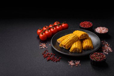 Mısır koçanı, sebzeler ve sağlıklı vejetaryen yemeklerle pişirilir. Tasarımınız için yemek arkaplanı olarak haşlanmış mısır