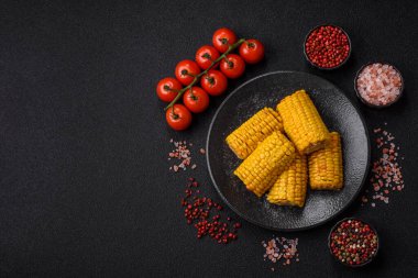 Mısır koçanı, sebzeler ve sağlıklı vejetaryen yemeklerle pişirilir. Tasarımınız için yemek arkaplanı olarak haşlanmış mısır