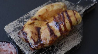 Öğle yemeği için ızgarada pişmiş kemiksiz tavuk budu. Arka plan olarak ızgara tavuk.