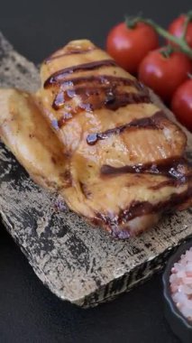 Öğle yemeği için ızgarada pişmiş kemiksiz tavuk budu. Arka plan olarak ızgara tavuk.