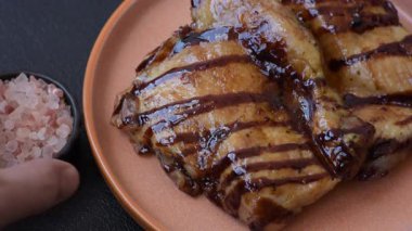 Öğle yemeği için ızgarada pişmiş kemiksiz tavuk budu. Arka plan olarak ızgara tavuk.