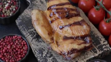 Öğle yemeği için ızgarada pişmiş kemiksiz tavuk budu. Arka plan olarak ızgara tavuk.