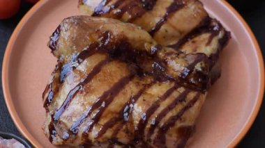 Öğle yemeği için ızgarada pişmiş kemiksiz tavuk budu. Arka plan olarak ızgara tavuk.