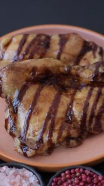 Öğle yemeği için ızgarada pişmiş kemiksiz tavuk budu. Arka plan olarak ızgara tavuk.