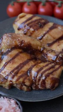 Öğle yemeği için ızgarada pişmiş kemiksiz tavuk budu. Arka plan olarak ızgara tavuk.