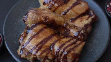 Öğle yemeği için ızgarada pişmiş kemiksiz tavuk budu. Arka plan olarak ızgara tavuk.