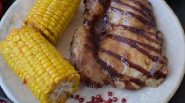 Öğle yemeği için ızgarada pişmiş kemiksiz tavuk budu. Arka plan olarak ızgara tavuk.