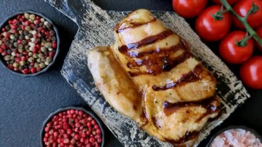 Öğle yemeği için ızgarada pişmiş kemiksiz tavuk budu. Arka plan olarak ızgara tavuk.