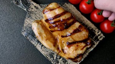 Öğle yemeği için ızgarada pişmiş kemiksiz tavuk budu. Arka plan olarak ızgara tavuk.