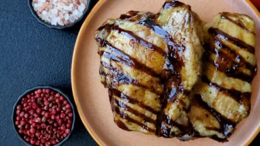 Öğle yemeği için ızgarada pişmiş kemiksiz tavuk budu. Arka plan olarak ızgara tavuk.