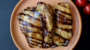 Öğle yemeği için ızgarada pişmiş kemiksiz tavuk budu. Arka plan olarak ızgara tavuk.