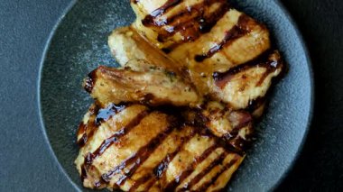 Öğle yemeği için ızgarada pişmiş kemiksiz tavuk budu. Arka plan olarak ızgara tavuk.