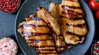 Öğle yemeği için ızgarada pişmiş kemiksiz tavuk budu. Arka plan olarak ızgara tavuk.