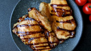 Öğle yemeği için ızgarada pişmiş kemiksiz tavuk budu. Arka plan olarak ızgara tavuk.