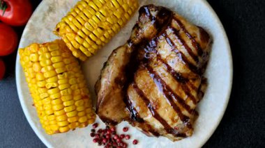 Öğle yemeği için ızgarada pişmiş kemiksiz tavuk budu. Arka plan olarak ızgara tavuk.