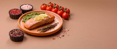 Balık, ızgara somon filetosu, sağlıklı yiyecekler, deniz ürünleri. Tasarımın için arka plan olarak ızgara somon filetosu