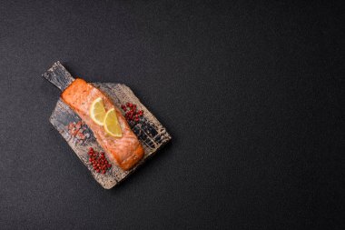 Balık, ızgara somon filetosu, sağlıklı yiyecekler, deniz ürünleri. Tasarımın için arka plan olarak ızgara somon filetosu