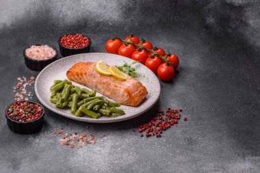 Balık, ızgara somon filetosu, sağlıklı yiyecekler, deniz ürünleri. Tasarımın için arka plan olarak ızgara somon filetosu