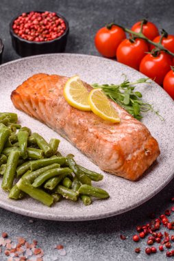 Balık, ızgara somon filetosu, sağlıklı yiyecekler, deniz ürünleri. Tasarımın için arka plan olarak ızgara somon filetosu