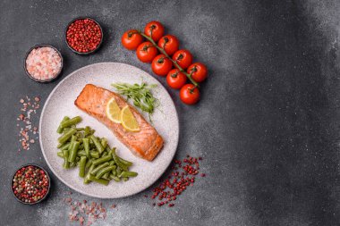 Balık, ızgara somon filetosu, sağlıklı yiyecekler, deniz ürünleri. Tasarımın için arka plan olarak ızgara somon filetosu