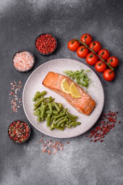 Balık, ızgara somon filetosu, sağlıklı yiyecekler, deniz ürünleri. Tasarımın için arka plan olarak ızgara somon filetosu