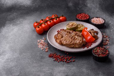 Izgara biftek ya da domuz eti, öğle yemeği için sağlıklı restoran yemeği. Mangal bifteği tasarımınız için bir yemek arka planıdır.