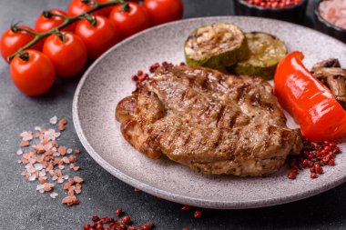 Izgara biftek ya da domuz eti, öğle yemeği için sağlıklı restoran yemeği. Mangal bifteği tasarımınız için bir yemek arka planıdır.