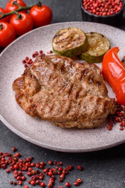 Izgara biftek ya da domuz eti, öğle yemeği için sağlıklı restoran yemeği. Mangal bifteği tasarımınız için bir yemek arka planıdır.