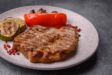 Izgara biftek ya da domuz eti, öğle yemeği için sağlıklı restoran yemeği. Mangal bifteği tasarımınız için bir yemek arka planıdır.