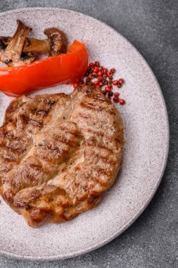 Izgara biftek ya da domuz eti, öğle yemeği için sağlıklı restoran yemeği. Mangal bifteği tasarımınız için bir yemek arka planıdır.