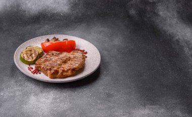 Izgara biftek ya da domuz eti, öğle yemeği için sağlıklı restoran yemeği. Mangal bifteği tasarımınız için bir yemek arka planıdır.