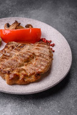 Izgara biftek ya da domuz eti, öğle yemeği için sağlıklı restoran yemeği. Mangal bifteği tasarımınız için bir yemek arka planıdır.