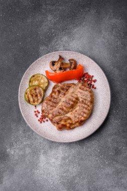 Izgara biftek ya da domuz eti, öğle yemeği için sağlıklı restoran yemeği. Mangal bifteği tasarımınız için bir yemek arka planıdır.