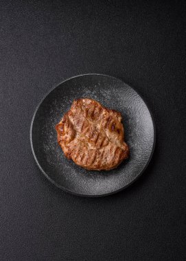 Izgara biftek ya da domuz eti, öğle yemeği için sağlıklı restoran yemeği. Mangal bifteği tasarımınız için bir yemek arka planıdır.