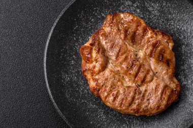Izgara biftek ya da domuz eti, öğle yemeği için sağlıklı restoran yemeği. Mangal bifteği tasarımınız için bir yemek arka planıdır.