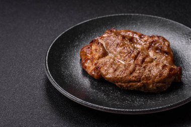 Izgara biftek ya da domuz eti, öğle yemeği için sağlıklı restoran yemeği. Mangal bifteği tasarımınız için bir yemek arka planıdır.